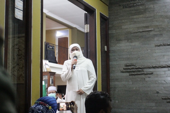 Gubernur Jawa Timur Khofifah Indar Parawansah melakukan takziah meninggalnya Wakil Walikota Mojokerto, Achmad Rizal Zakaria. SP/Dwy AS