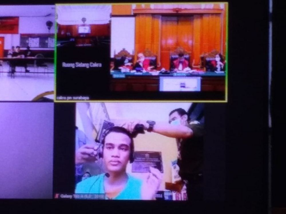 Tampak terdakwa Yoga mengikuti sidang tuntutan di ruang Cakra PN Surabaya melalui video telekonferensi.SP/BUDI