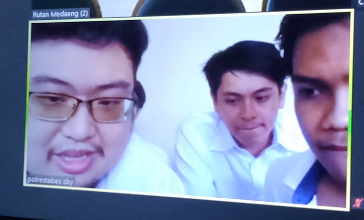 Terdakwa Ferry Rudijanto, Jeremy Felix Rudijanto, James Wong dan Andreanus Fitrah Utomo, menjalani sidang di PN.Surabaya secara online.Senin (22/03/2021). SP/Budi Mulyono