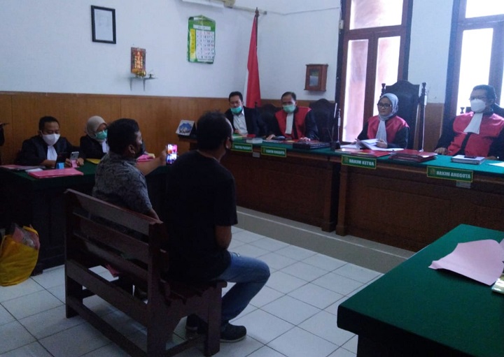 Saksi Malik , ekspedisi Bea Cukai (kiri), dan Djunaedi saksi penangkap (kanan), memberikan kesaksian di persidangan. SP/Budi Mulyono