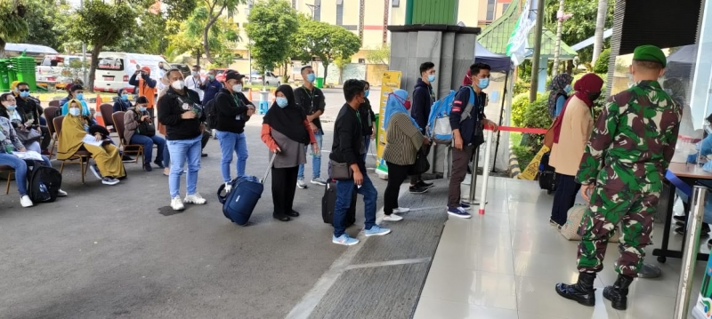 Para PMI dari Singapura sedang antri untuk dilakukan Swab sebelum karantina.  SP/ Henry/KOMINFO JATIM