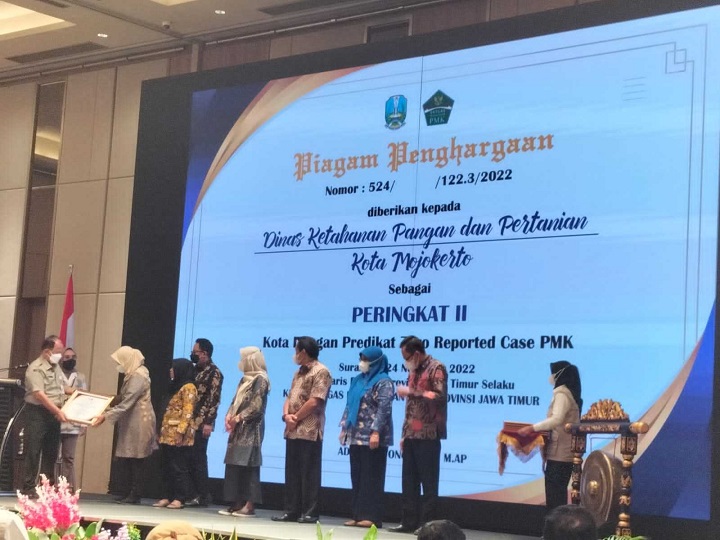 Penyerahan penghargaan sebagai peringkat II Kota Dengan Predikat Zero Reported Case PMK 