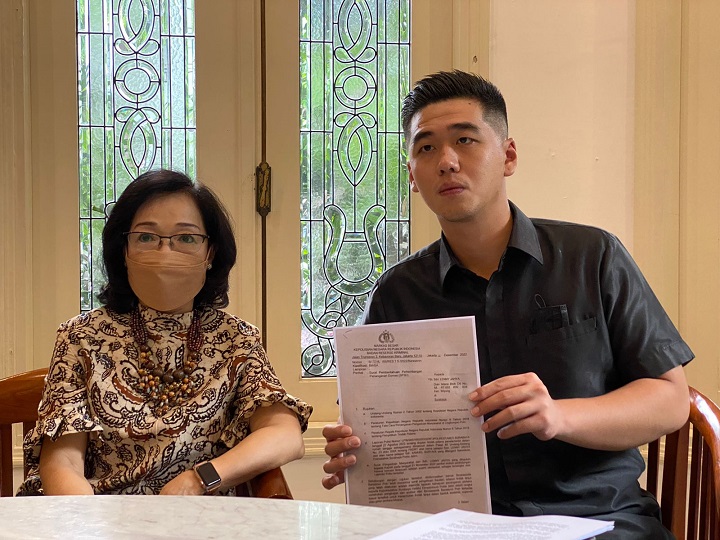 Lenny Jahya didampingi Billy Handiwiyanto menunjukkan laporan polisi atas dugaan kekerasan yang diterimanya, Kamis (12/1) di Surabaya. SP/Budi Mulyono