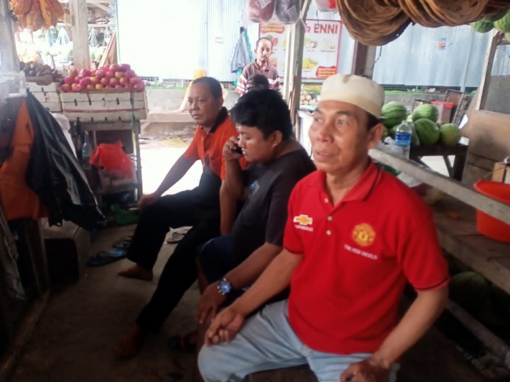 Sejumlah pedagang saat ditemui reporter Surabaya Pagi, di depan kios lapak dekat proyek pemasangan Portal pintu masuk ke Pasar Anom Kab. Sumenep. SP/Ainur Rahman