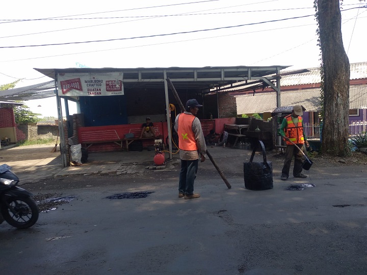 Perawatan rutin di depan kantor Camat Bangil. SP/Her 