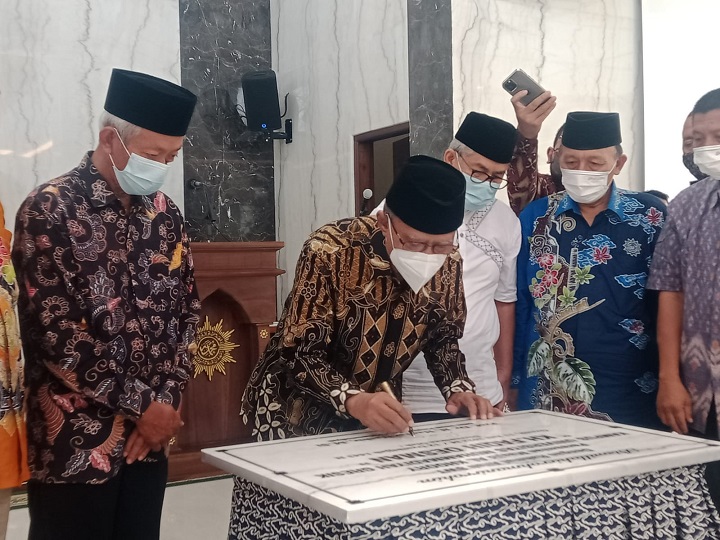Ketua Umum PP Muhammadiyah Prof Haedar Nashir saat menandatangani prasasti peresmian Masjid Al-Khoory UMG 'KH Faqih Oesman'. SP/Grs