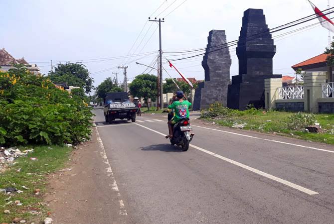 Pengendara melintas di Jalan Hang Tuah di depan Kantor Kecamatan Panggungrejo. Jalan ini perlu dibangun drainase karena kerap tergenang air.