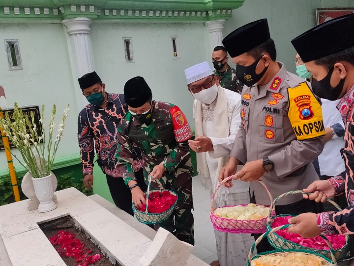 Pangdam V/Brawijaya dan Kapolda Jawa Timur yang baru saat tabur bunga di Makam KH Abdul Wahab Hasbullah, Ponpes Tambakberas. SP/M Yusuf