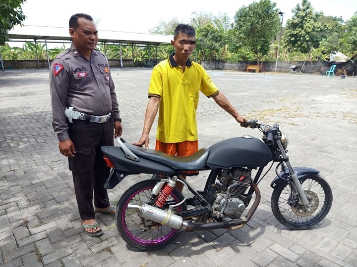 Tersangka pencuri motor PA (33) didampingi petugas bersama barang bukti hasil kejahatannya. SP/Grs