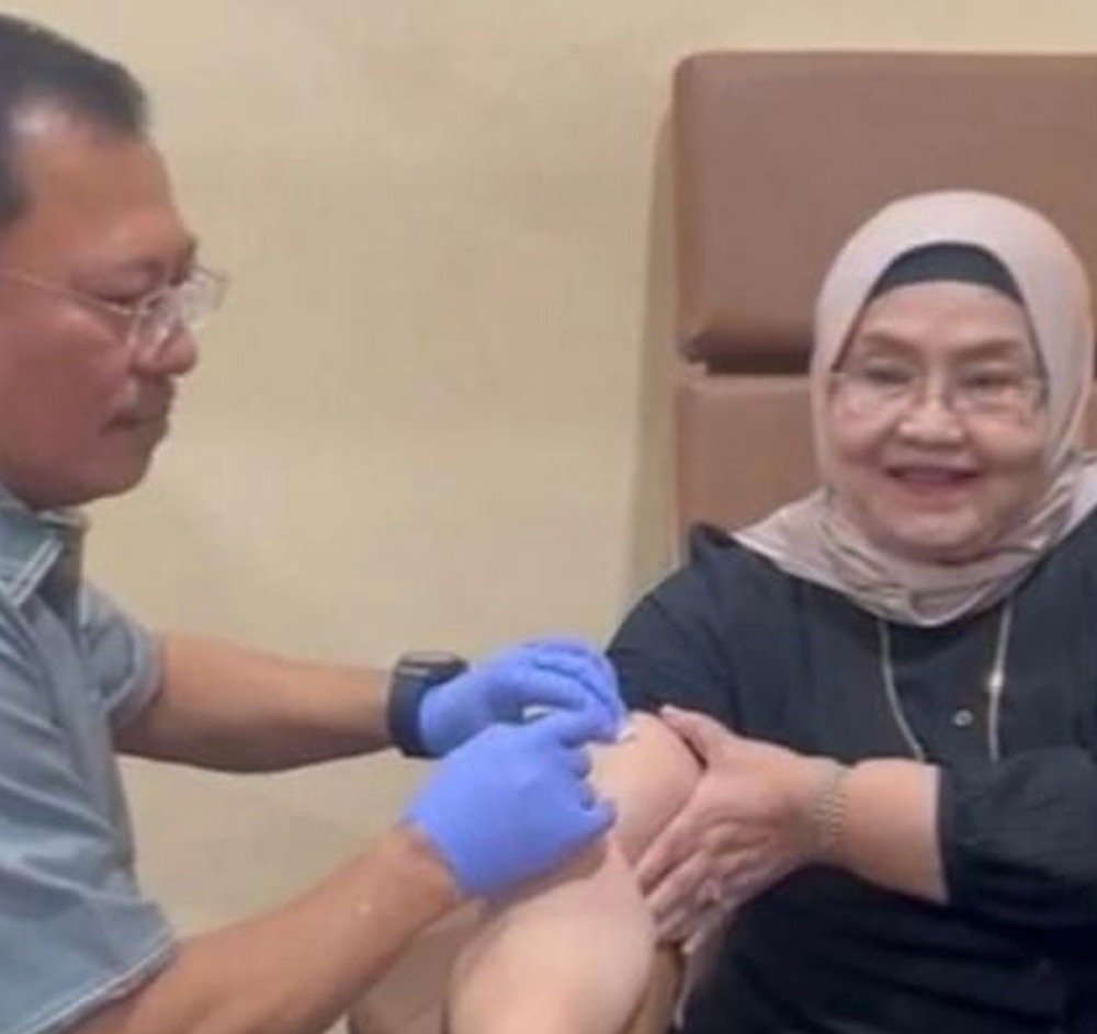 Mantan Menteri Kesehatan Terawan Agus Putranto menyuntikkan vaksin Immunotheraphy Nusantara ke mantan Menteri Kesehatan Siti Fadila Supari.