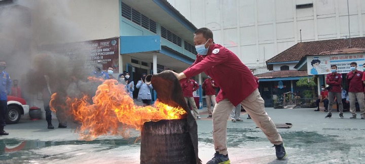 Petugas saat menunjukkan cara memadamkan api dalam simulasi mnegantisipasi kebakaran di lapas Blitar. SP/Hadi Lestariono
