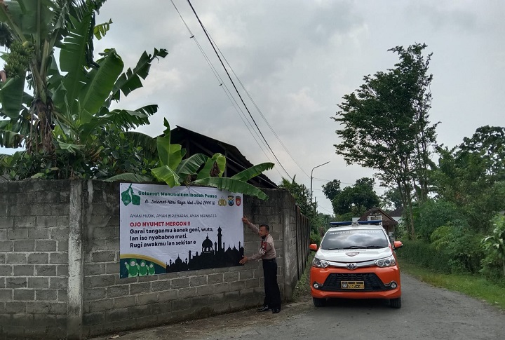 Anggota Sat Samapta ketika pasang Spanduk himbauan tentang bahayanya petasan. SP/Lestariono