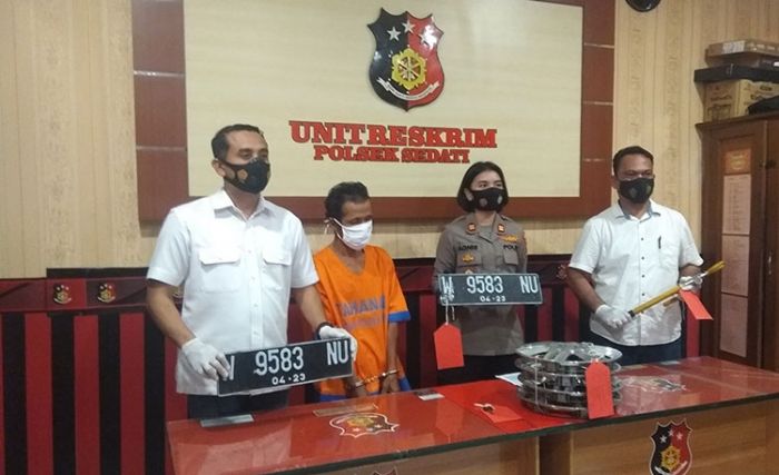 Polisi menunjukkan tersangka dan barang bukti saat rilis kasus di mapolsek Sedati. 