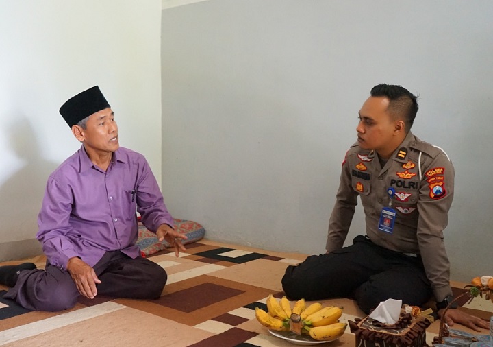 Kaur Regident Satlantas Polres Gresik Iptu Mega Satriatama mewakili Kapolres Gresik saat mengunjungi orang tua Almarhumah Hidayatus Tsania, korban tragedi Kanjuruhan Malang. SP/Grs