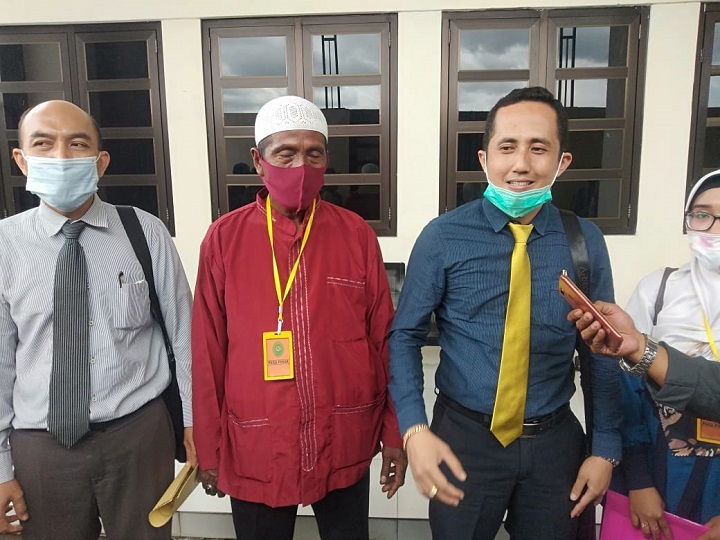 Pengacara Amari saat di konfirmasi awak media. SP/Lim