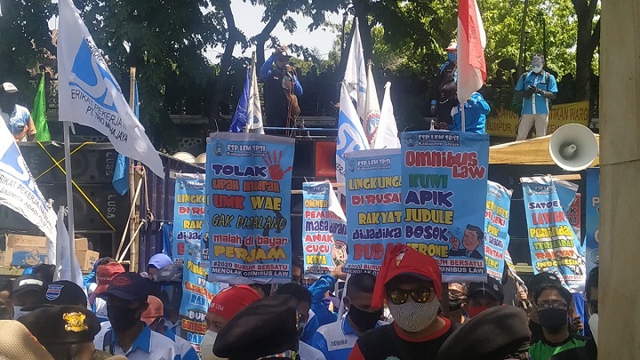 Suasana aksi unjuk rasa buruh di depan Kantor DPRD Jl KH Wachid Hasyim Gresik. SP/M.AIDID