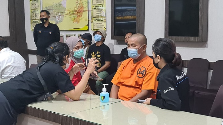 MY, tersangka pencabulan saat ditanyai awak media dalam rilis. SP/Hadi Lestariono