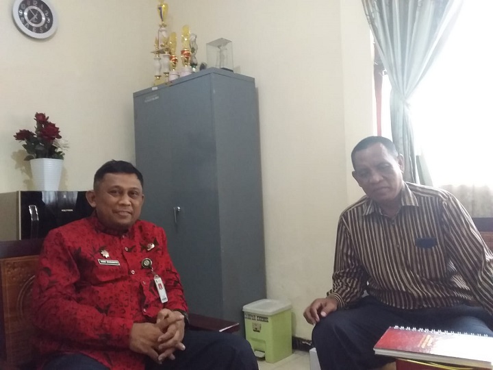 Amiruddin, anggota LMR RI Kab Sumenep bersama Kadis DLH kab Sumenep, Arif Susanto Ap. M.Si di ruang kerjanya. SP/Ainur Rahman