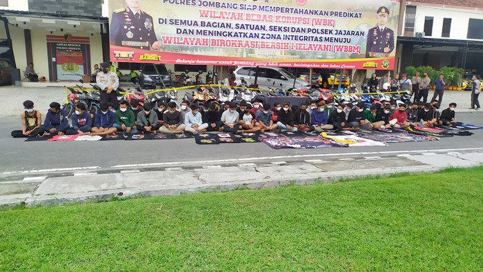Puluhan pemuda yang diamankan polisi karena mengeroyok seorang warga.