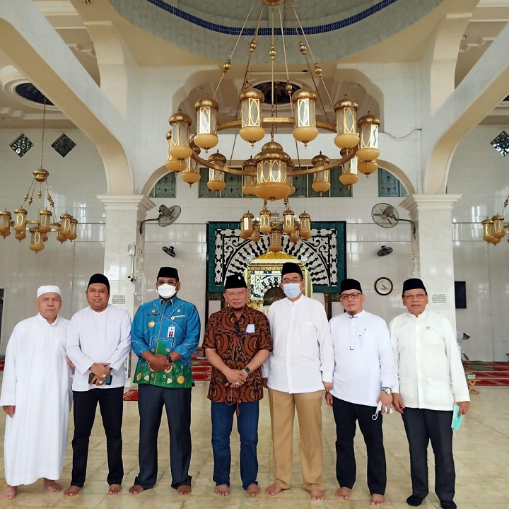 Ketua DPD RI bersama sejumlah Senator dan Pj. Gubernur Kalsel saat berziarah di makam KH Muhammad Zaini bin Abdul Ghani atau Guru Sekumpul di Kota Martapura, Kabupaten Banjar, Minggu (23/5/2021).