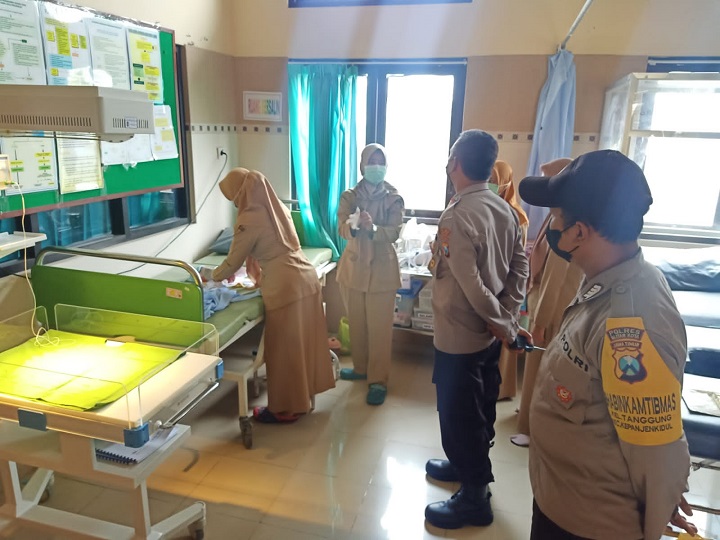 Bayi saat mendapat perawatan di puskesmas. SP/Hadi Lestariono