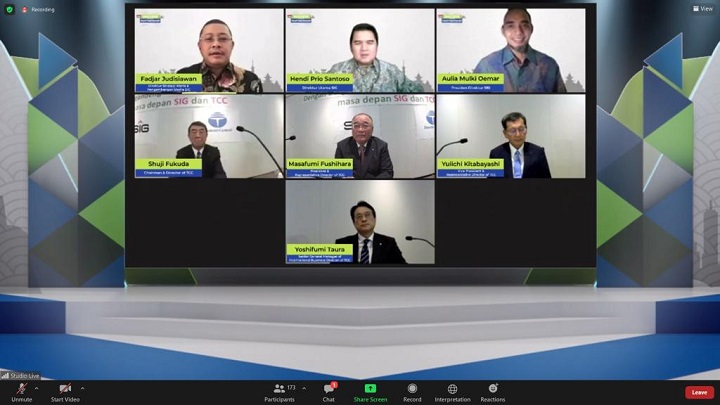 Direktur Utama SIG Hendi Prio Santoso (atas tengah) bersama manajemen SBI dan TCC dalam acara Ceremony kerjasama strategis antara SIG dengan TCC yang dilaksanakan secara virtual di Jakarta dan Tokyo, Rabu (4/8). SP/SIG