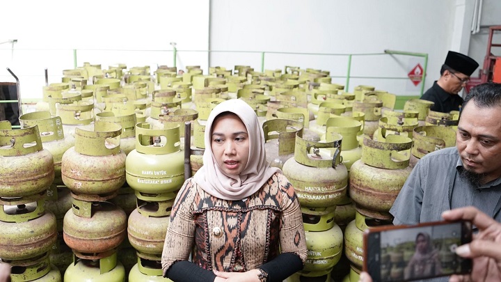 Wali Kota Mojokerto, Ika Puspitasari saat meninjau agen untuk mengantisipasi Kelangkaan elpiji 3KG di Kota Mojokerto. Dwi