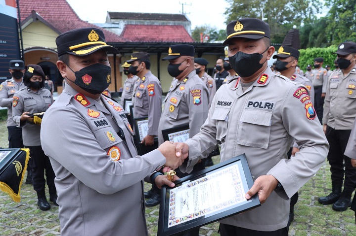 Kapolres Blitar Kota serahkan Piagam penghargaan kepada salah satu anggota berprestasi. SP/Lestariono