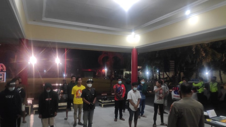 Para preman dan pemabuk saat di bawa ke Polres Blitar semalam. SP/Hadi Lestariono