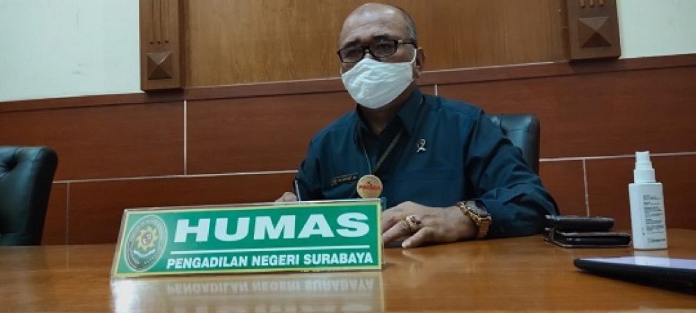 Humas Pengadilan Negeri Surabaya Martin Ginting saat menjelaskan situasi terakhir penyebaran virus covid-19 di lingkungan institusi jalan Arjuno Surabaya ini, Rabu (17/6/2020). SP/Henoch Kurniawan