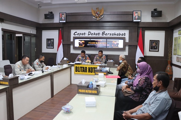 Saat melakukan Restorative Justice oleh Kasat Lantas di hadapan kedua belah Pihak. SP/Hadi Lestariono