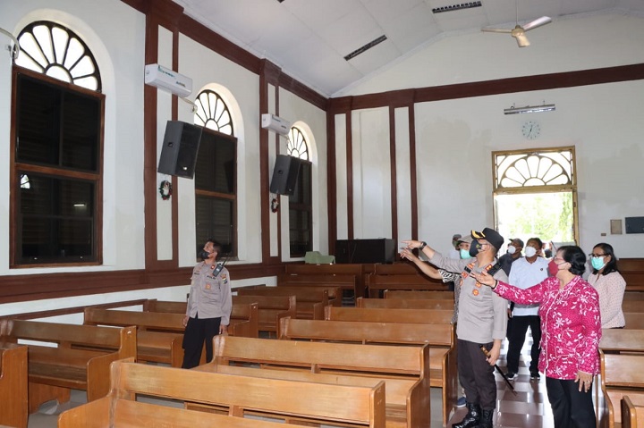 Kapolres Pasuruan Kota AKBP Raden Muhammad Jauhari saat mengecek pengamanan di gereja. SP/Her