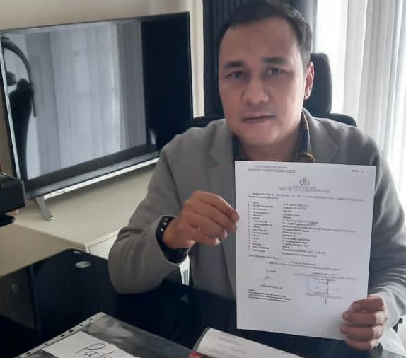 Kuasa hukum produsen kosmetik menunjukkan laporan kepolisian. SP/Budi Mulyono