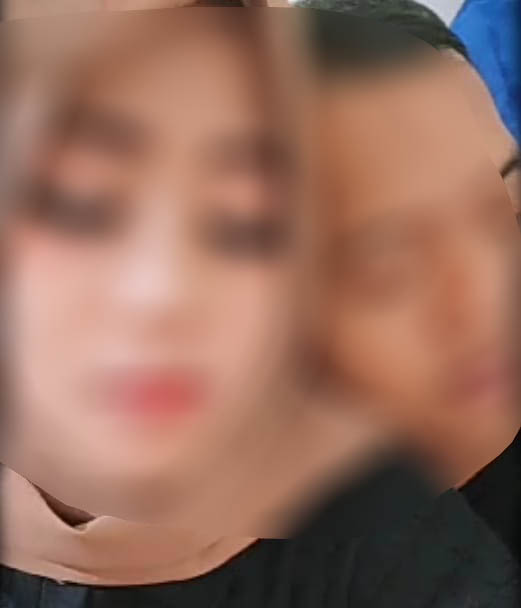 Oknum honorer Satpol PP Kecamatan Jabon berfoto mesra dengan Wil nya. SP/Hikmah