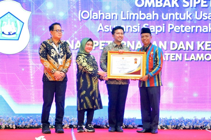 Wakil Gubernur Jatim Emil Elestianto Dardak menyerahkan penghargaan ke Kab. Lamongan yang diwakili oleh Sekda. SP/MUHAJIRIN 
