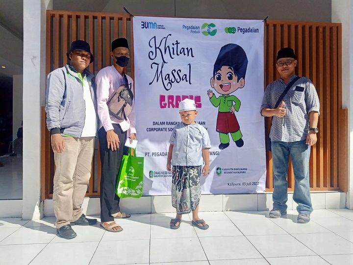 Agus Sulton, Pemimpin Cabang PT Pegadaian Cabang Banyuwangi salurkan CSR dan menyerahkan bingkisan kepada peserta khitanan massal didampingi orangtuanya.