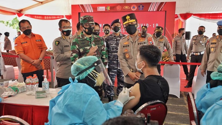 Polda Jatim gelar giat Vaksinasi Massal di Surabaya dan Sidoarjo. SP/Budi Mulyono