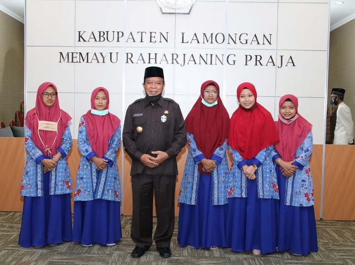 Bupati Fadeli saat berpose dengan 6 kafilah sebelum resmi diberangkatkan ke Padang. SP/MUHAJIRIN KASRUN