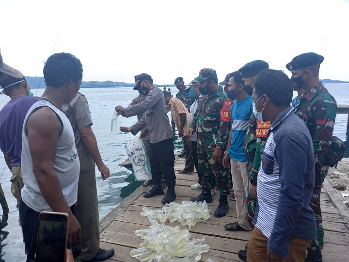 Pemusnahan puluhan miras cap Tikus. SP/Humas