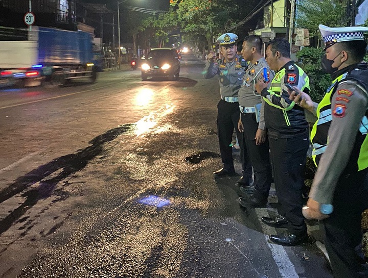 Kasat Lantas Polres Blitar Kota AKP M Taufik Nabila bersama anggotanya olah TKP. SP/Lestariono