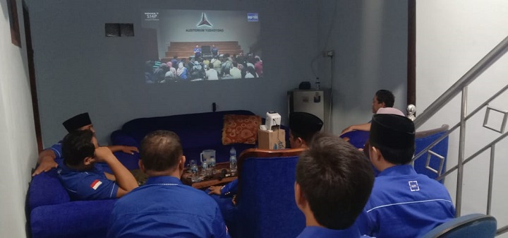 Suasana nonton bareng kader Demokrat Bangkalan