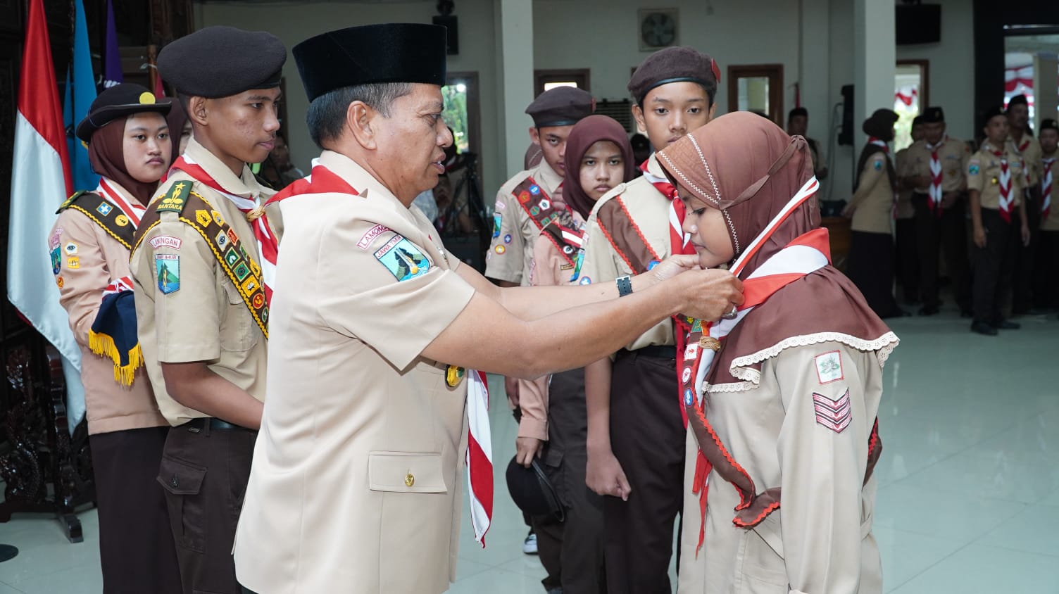 Ketua Kwarcab Lamongan, Moh. Nalikan saat mengukuhkan Penggalang Garuda di Pendopo Lokatantra. SP/MUHAJIRIN KASRUN