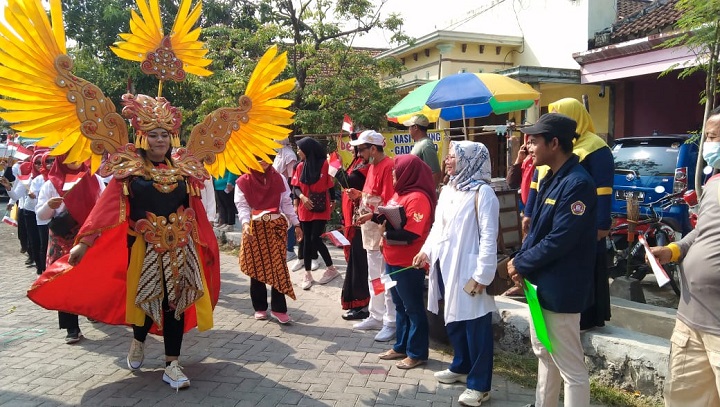 Wakil Ketua DPRD Gresik Nur Saidah ikut menyaksikan kegiatan karnaval perayaan HUT RI ke-77 di Desa Tumapel, Kecamatan Duduksampeyan. SP/Grs