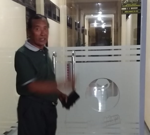 Reporter Surabaya Pagi Sumenep, Ainur Rahman, saat hendak masuk ke Kantor Pemkab Sumenep yang tertutup. SP/Dok