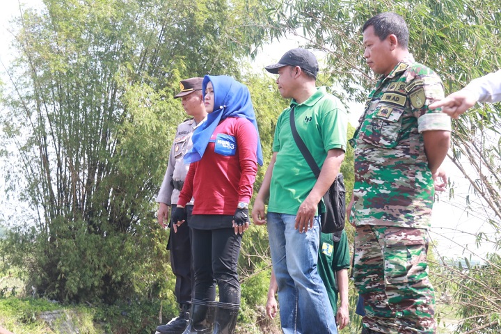 Bupati Ikfina saat sidak banjir beberapa waktu lalu. SP/Dwy AS