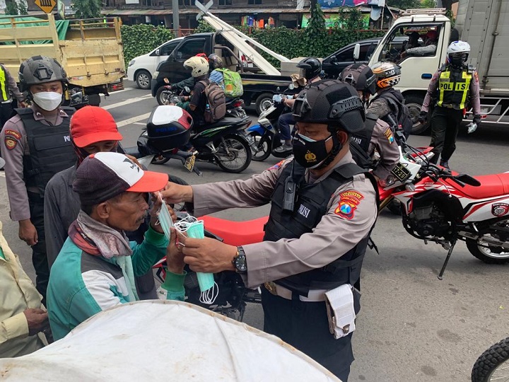 Tim Pamor Keris membagikan masker kepada warga sebagai upaya mencegah penyebaran covvid-19. SP/Her