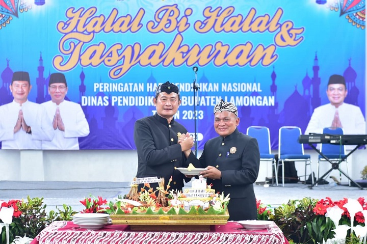 Bupati saat menyerahkan tumpeng kepada Kepala Dinas Pendidikan dalam halal bi halal dan tasyakuran Hardiknas. SP/MUHAJIRIN KASRUN