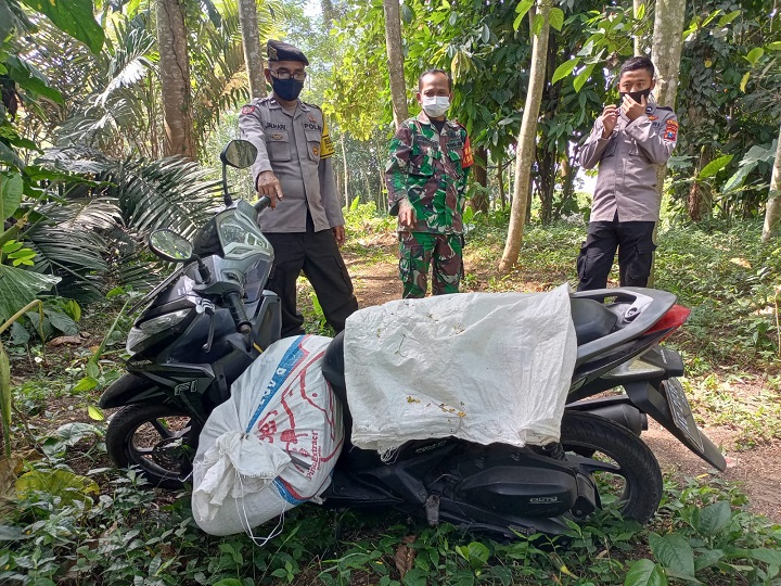 Mayat yang dimasukkan kantong plastik terletak antara tempat duduk motor dan pijakan kaki. SP/Hadi Lestariono