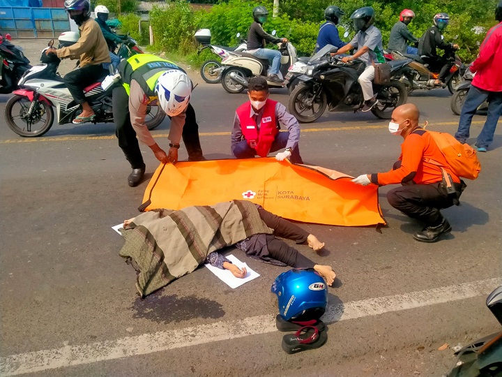 Petugas mengevakuasi jenazah korban.