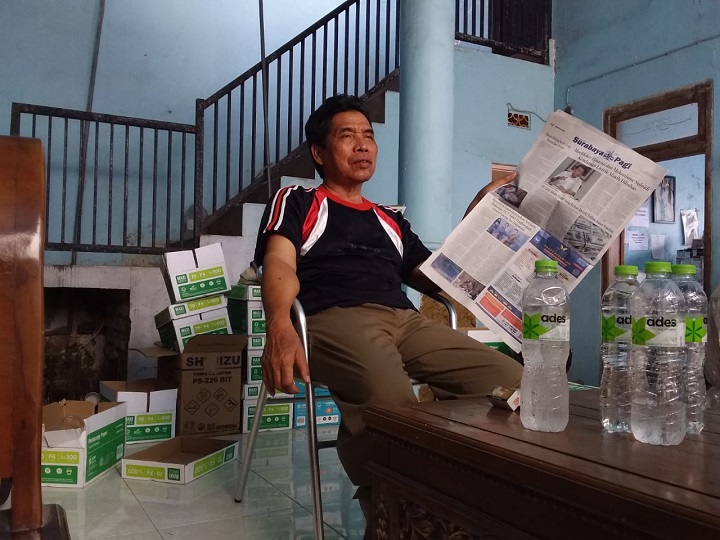 Ketua LSM JCW Sumenep, DR. H.M. Sajali SH, MH, MM saat dikunjungi reporter Surabaya Pagi di kediamannya. SP/Ainur Rahman